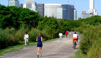 Reserva Ecológica, Gente transitando una de los caminos de la Reserva