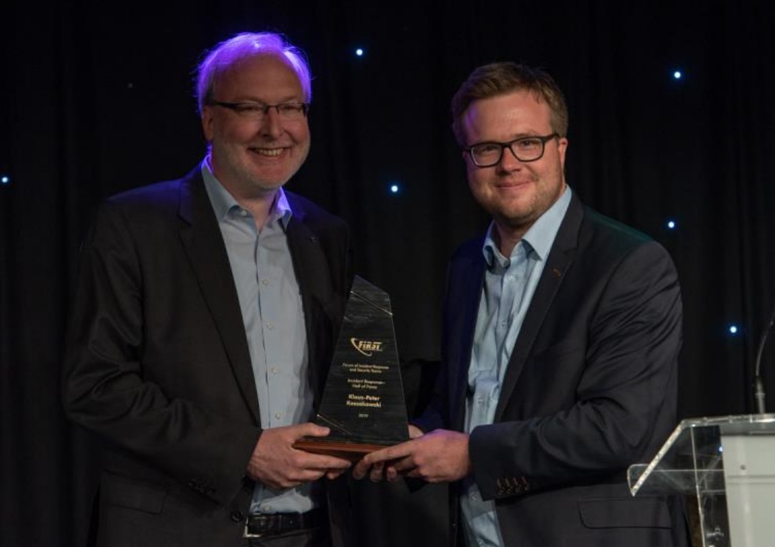 Prof. Dr. Klaus-Peter Kossakowski (left) honored as the inaugural inductee of The Incident Response Hall of Fame